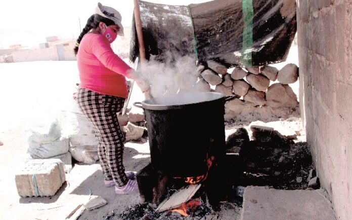 Utupara Una olla cocinada a leña que alimenta a 200 personas vulnerables