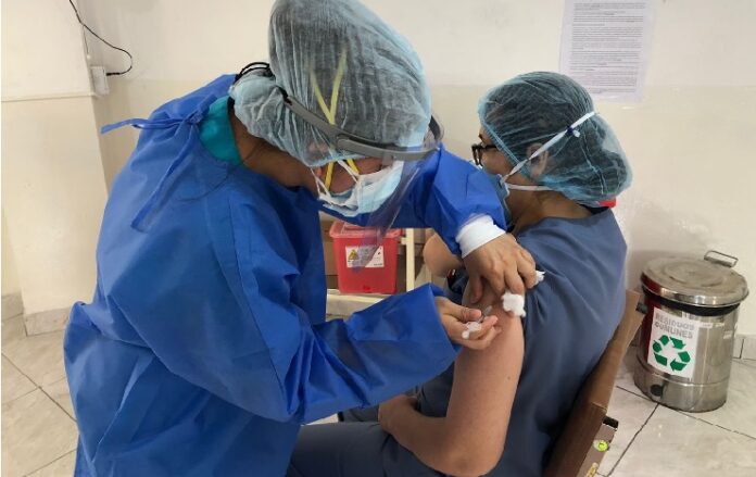 Contraloría detecta irregularidades en vacunación al personal de Salud en la región Arequipa