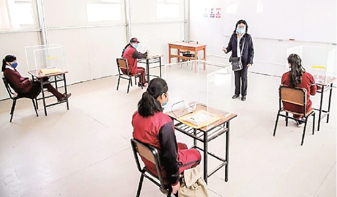 Colegios privados no pueden obligar a padres a comprar libros nuevos