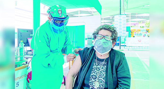Cerro Verde entrega sillas y mascarillas a adultos mayores que se vacunan