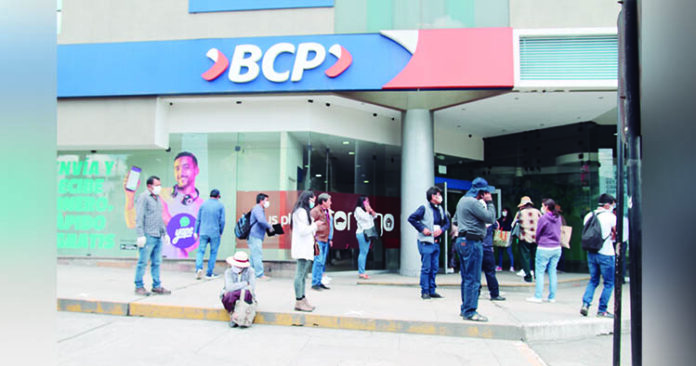 Ladrona suplanta identidad y retira 600 mil soles en efectivo del BCP Cayma en Arequipa