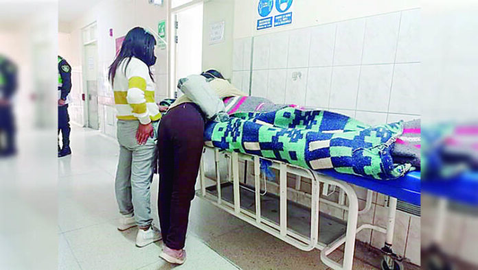 Madre reconoce a hijo herido que cayó de muro de contención de 15 metros