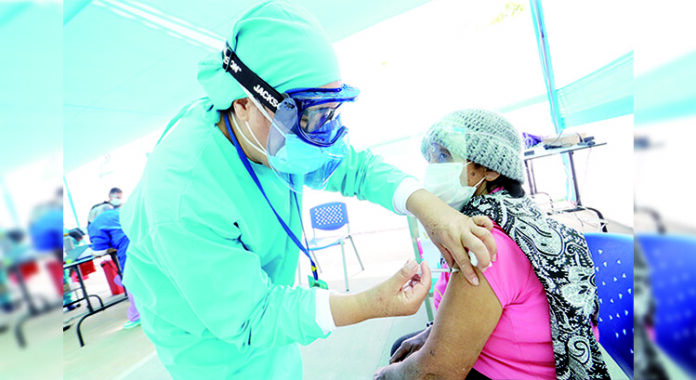 Solo el 4% de la población vulnerable de Arequipa fue vacunada contra la Covid