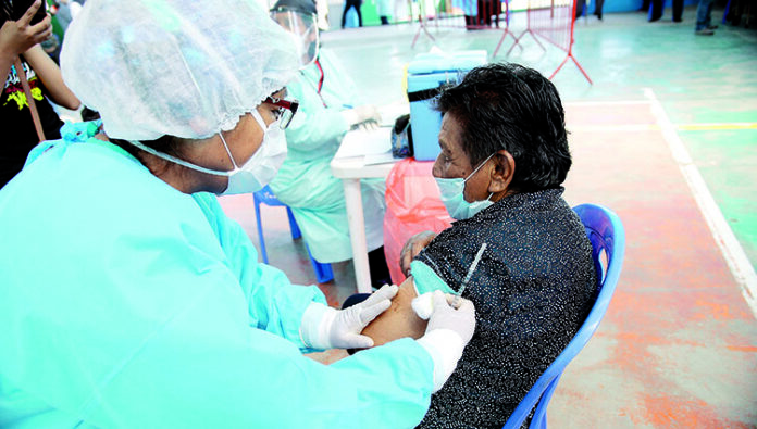 Vacunarán a adultos mayores en Cayma, Miraflores, Socabaya y Mariano Melgar