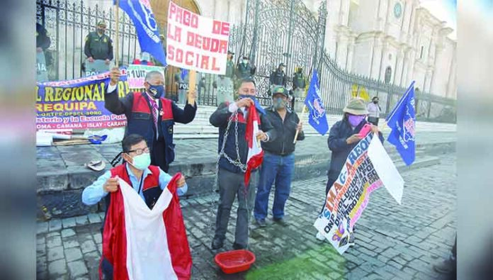 Arequipa: 11 mil maestros esperan pago de deuda social por reparación de clases