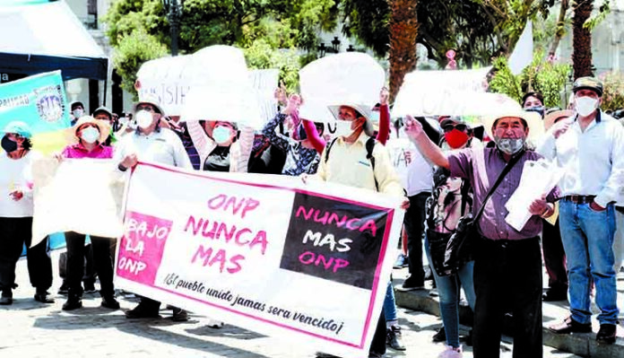 Arequipeños aportantes a la ONP piden justicia social al Congreso saliente