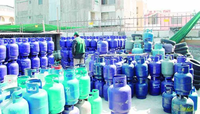 Arequipa: Ciudadanos van a distribuidoras para comprar gas a menor precio