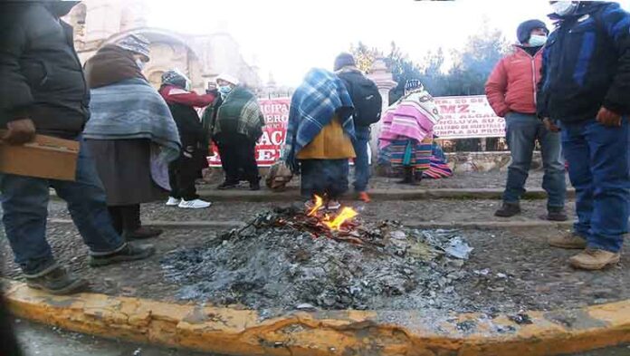 Con protesta y vigilia, en San Román recién escuchan a vecinos y darán presupuesto