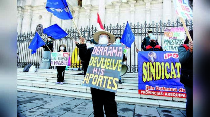 Docentes de Arequipa piden el retiro de aportes de la Derrama Magisterial