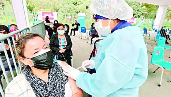 Este fin de semana vacunarán contra la Covid a mayores de 40 años en Arequipa