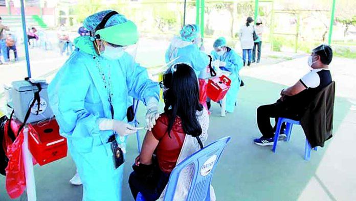 Este lunes vacunan contra la Covid a adultos de 48 y 49 años de 13 distritos