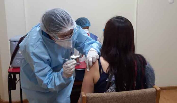 Inicia vacunación contra la Covid a más de 15 mil maestros rurales de la región Puno