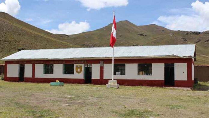 Inicio de clases en zonas rurales de Punoseguirá en evaluación luego de vacunación docente