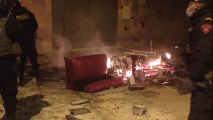 Juliaca: Cansados de la inseguridad vecinos de la urbanización Taparachi quemaron cantina clandestina