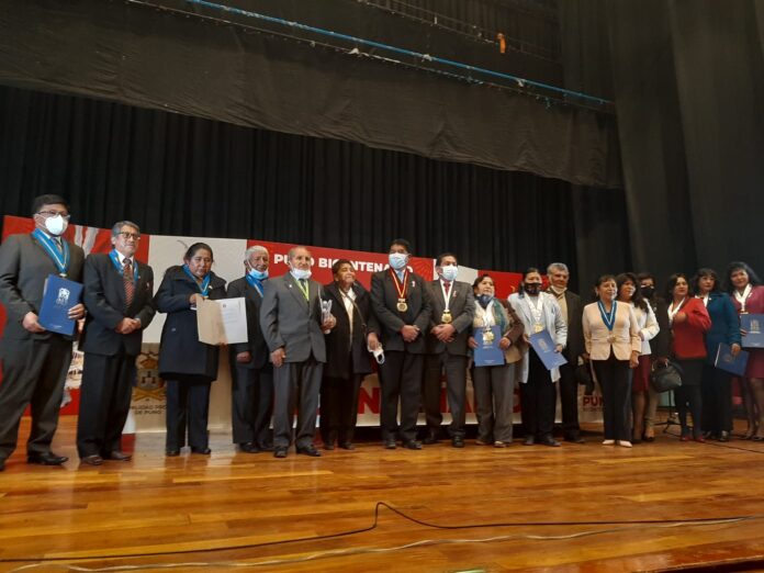 20 docentes de la UGEL Puno fueron reconocidos y homenajeados por su trayectoria y ardua labor