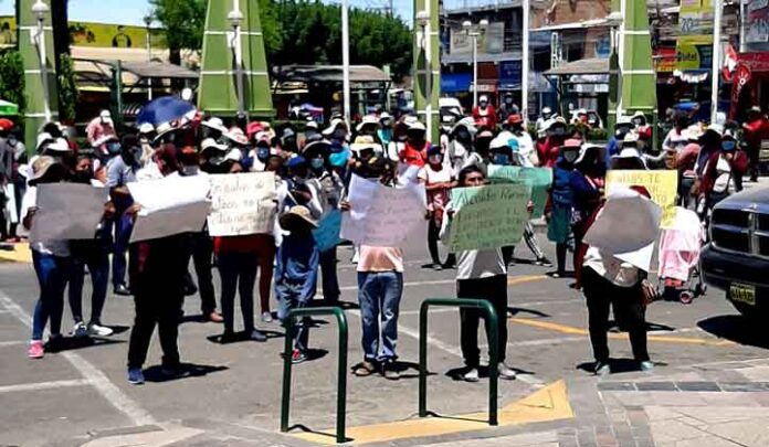 Arequipa: Padres de familia protestan por retraso en mejora de dos colegios de Majes