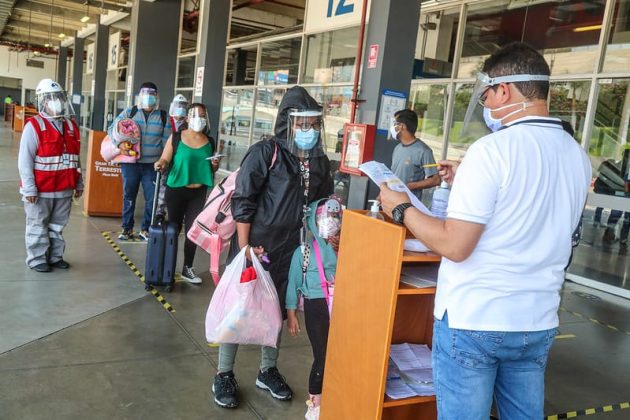 Feriado largo: Uso de doble mascarilla es obligatorio para viajes interprovinciales