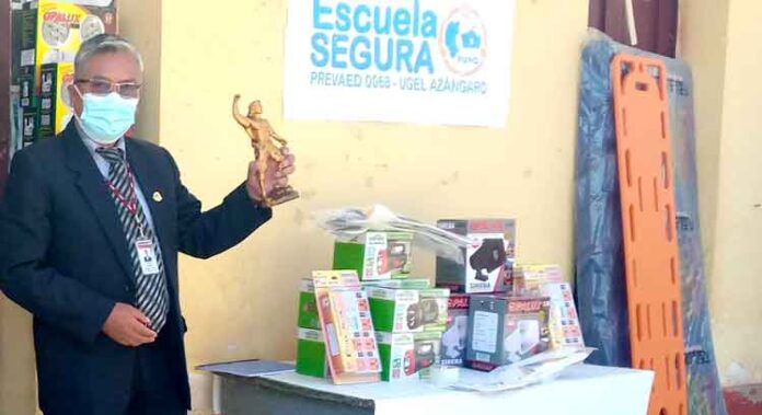 Sector educación entrega kits de seguridad a instituciones educativas de Azángaro