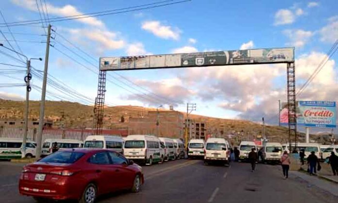Puno: Transportistas interprovinciales y urbanos bloquean la Panamericana Sur