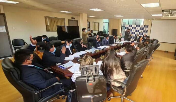 Puno: Consejeros dudan sobre suspensión de Luque como gobernador