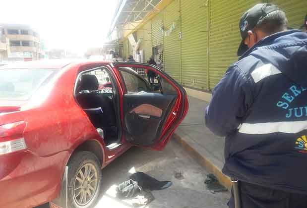 Juliaca: Ladrones asaltan vehículo con arma de fuego en plaza 24 de octubre