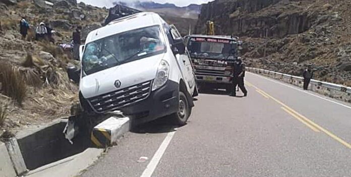 Carabaya: Combi se empotra en puente y deja 6 pasajeros heridos en accidente