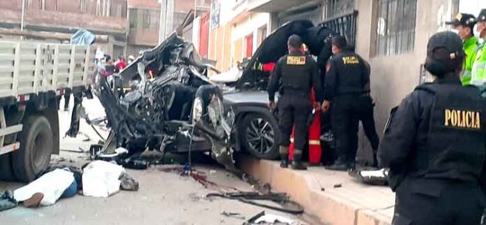 Puno: Camioneta que chocó contra un camión dejó 4 jóvenes muertos y heridos