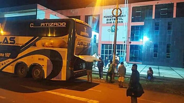 Ladrones se llevan bienes de valor y documentos personales de17 pasajeros