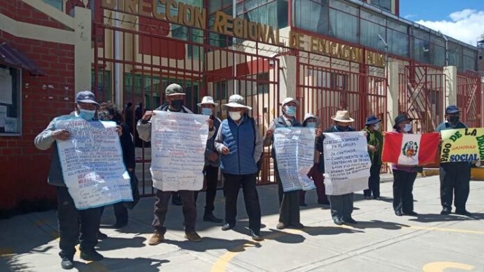 Cesantes y jubilados siguen protestando por deuda social, hicieron plantón en la DREP