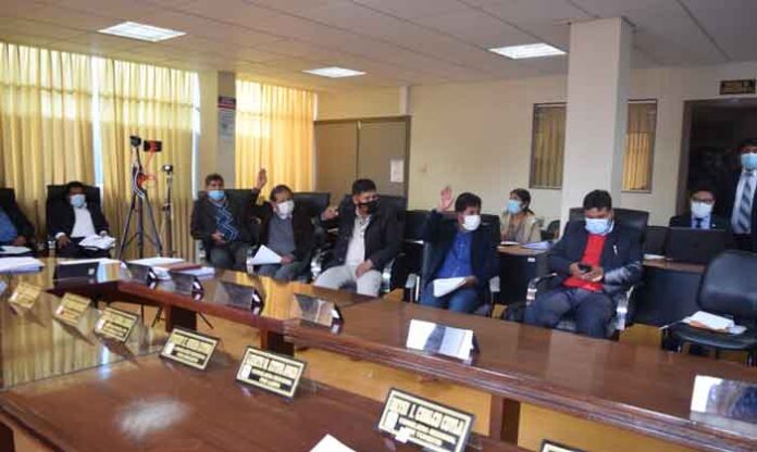 Consejero de San Román pidió a homólogos no abstenerse en voto por la suspensión de Luque