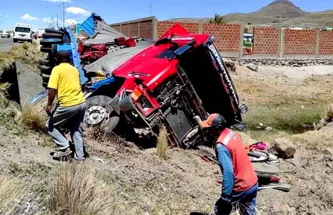 Yunguyo: Chofer pierde el control de tráiler cargado de cerveza en centro poblado Chimbo
