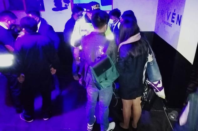 Intervienen a 50 parroquianos en discoteca ilegal con fachada de vivienda