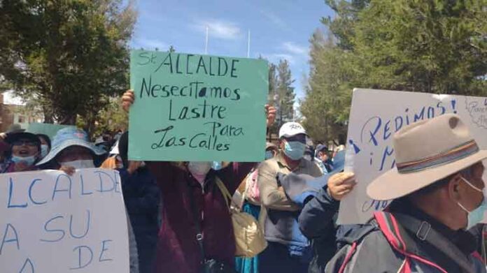 Pobladores de Caracoto exigen mantenimiento de calles a burgomaestre Yana