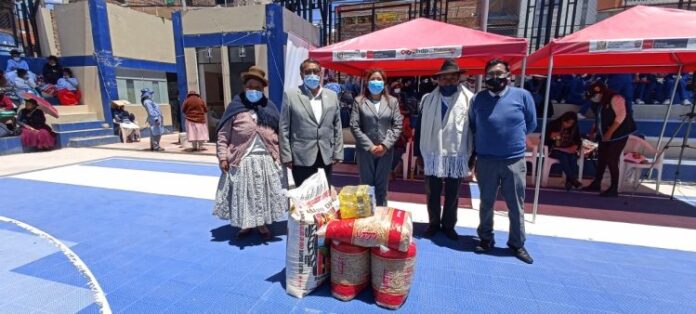 Conmemoran el día del adulto mayor con coloridas danzas típicas de la región