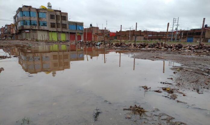 Juliaca: Calles se inundan por precipitaciones, pobladores piden limpieza de canales