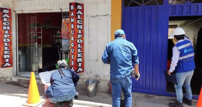 Seda Juliaca constata que restaurantes vierten desechos en red de agua pluvial