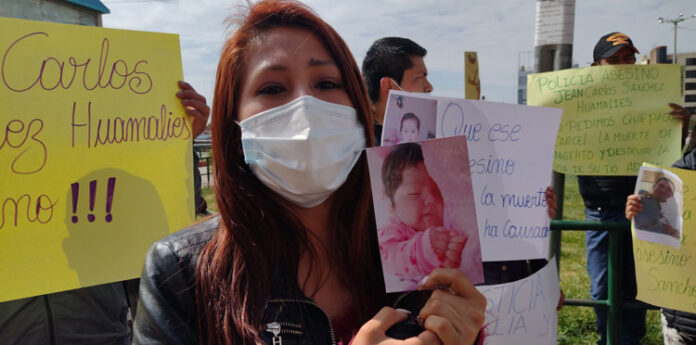 Familiares de bebé, que murió en accidente, piden que policía continúe en prisión