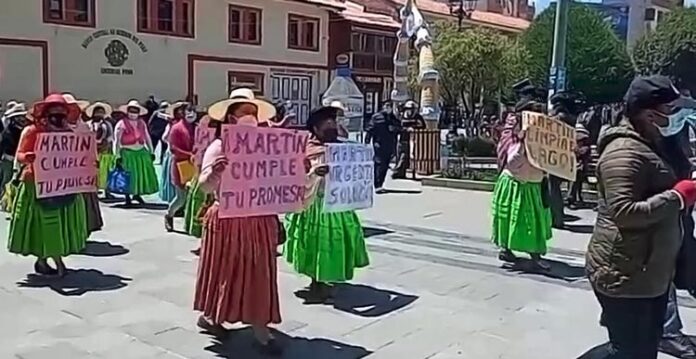 Pobladores de los Uros exigen proyectos de saneamiento con protesta
