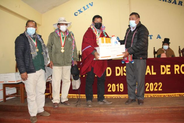 Entregan de kits de medicamentos de uso veterinario y chalecos para crías de alpaca