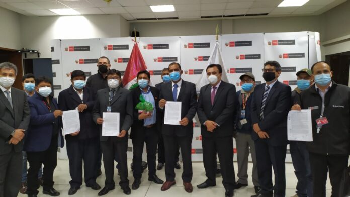 Carabaya: Acuerdan formalizar e instalar mesa técnica de la hoja de coca