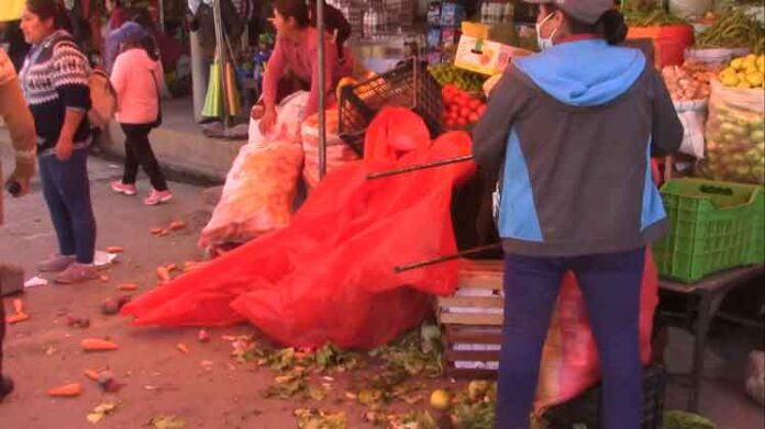 Juliaca: Comerciantes fueron desalojados de los contornos del mercado Las Mercedes