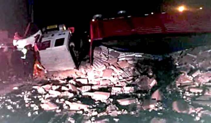 Arequipa: Caravileños saquean productos de camión volcado mientras conductor luchaba por su vida