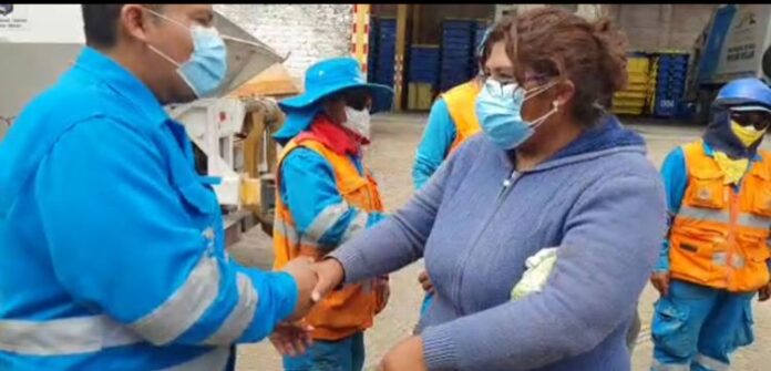 Arequipa: Personal de limpieza entrega 10 mil soles hallados dentro de la basura