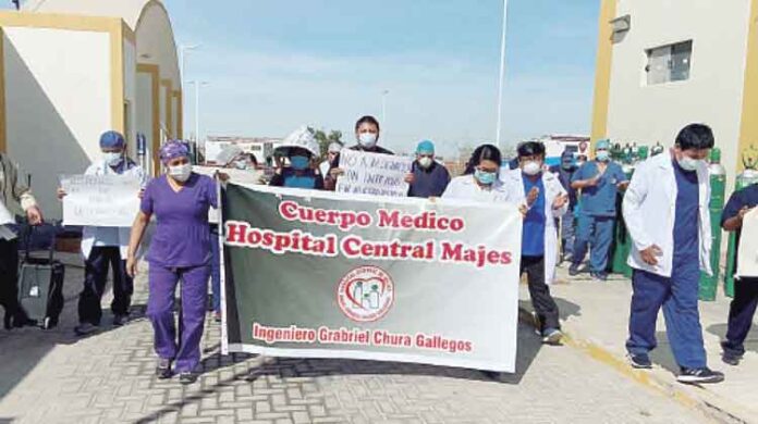 Arequipa: Médicos amenazan con radicalizar protesta contra director del hospital de Majes