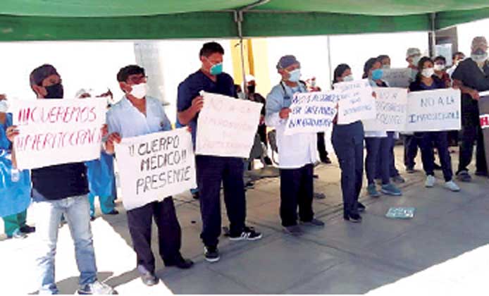 Majes: Personal de salud protesta por designación de nuevo director en el Hospital Central