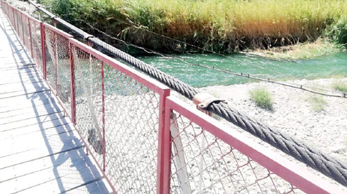 Pobladores de Huatiapa temen quedarse incomunicados por daños en puente