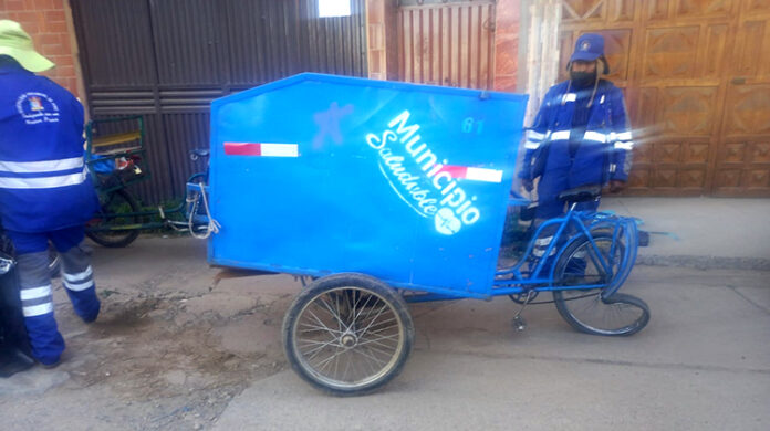 Taxista arrolla a trabajador de limpieza mientras conducía su triciclo recolector