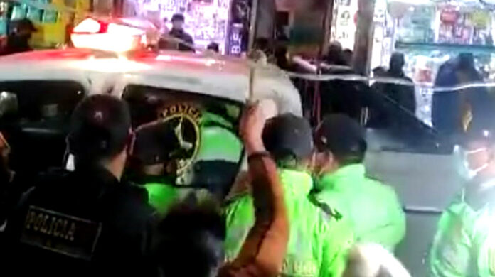 Feriantes casi linchan a ladrón por hurtar zapatillas del mercado Tupac Amaru