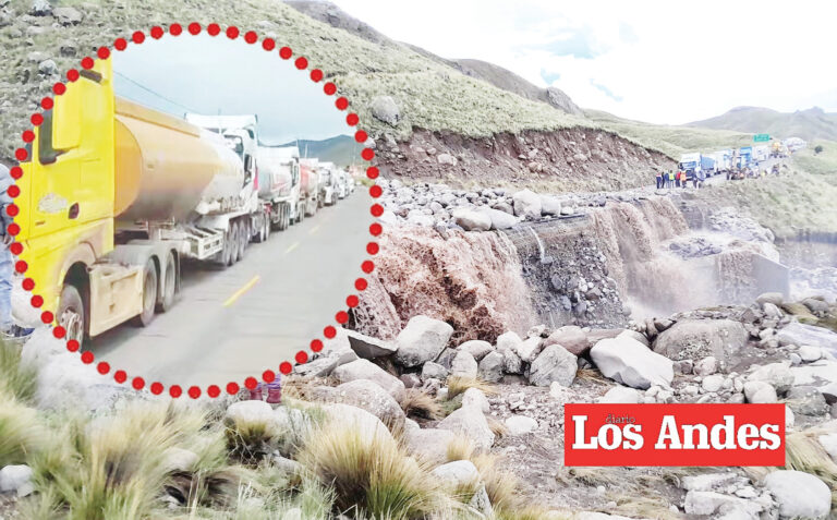 Fuerte huaico bloquea la Vía Puno-Arequipa
