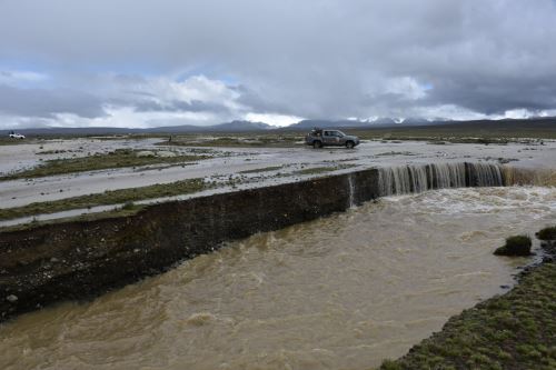 El desborde se produjo a consecuencia del desvío del cauce del río.